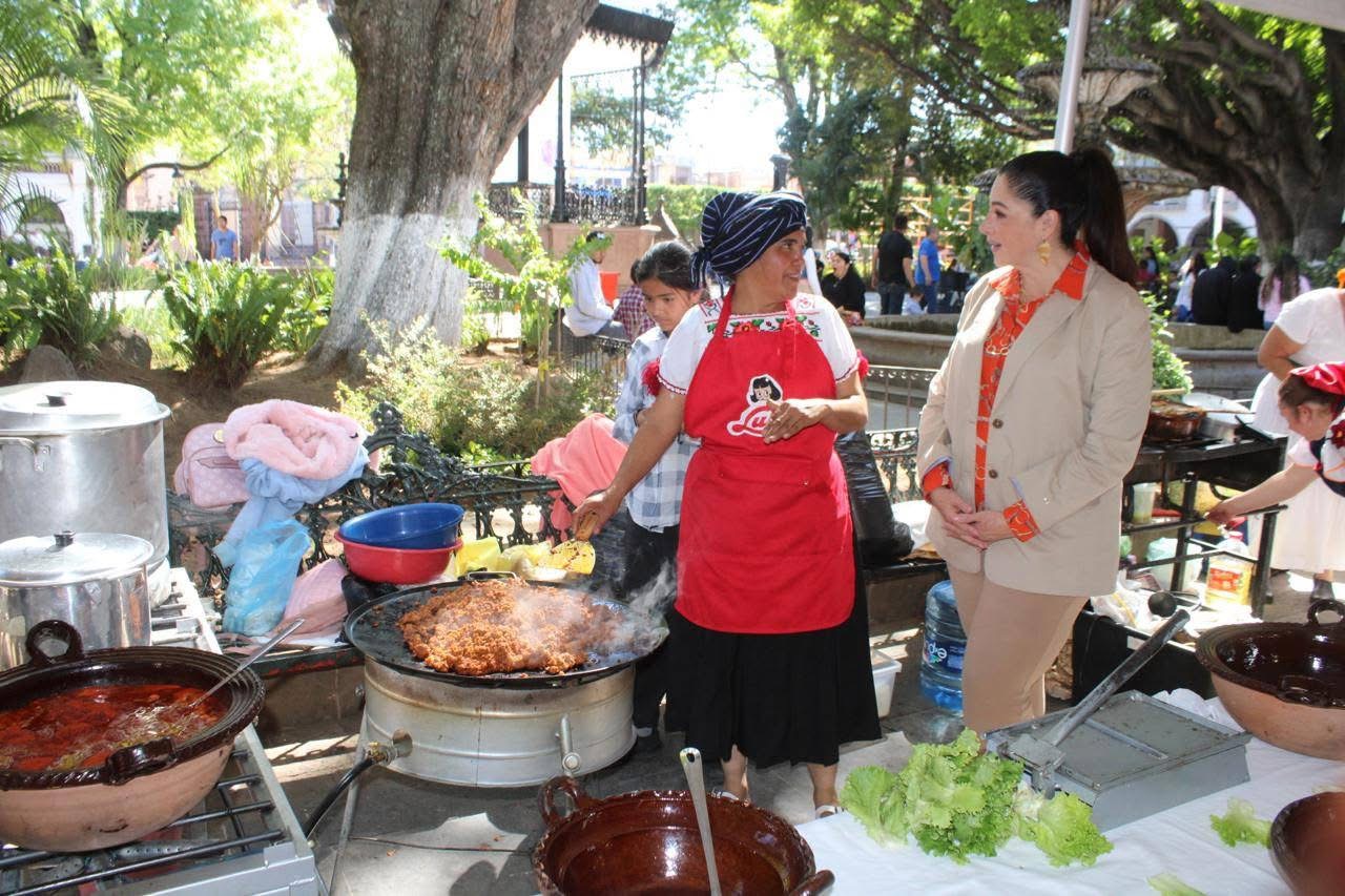Cocineras Tradicionales de Michoacán engalanan el 451 Aniversario de Zamora