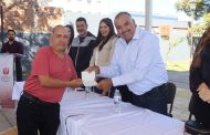 Isidoro Mosqueda entrega visa del programa REFAMI
