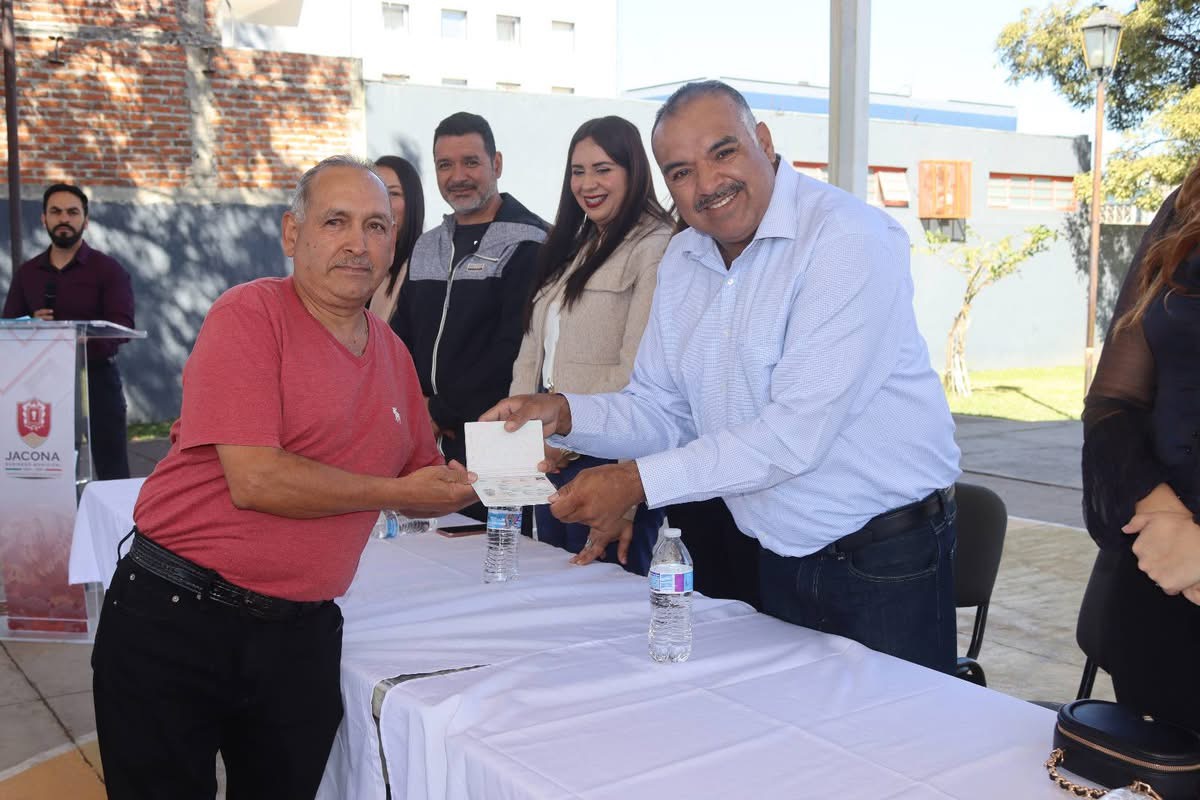 Isidoro Mosqueda entrega visa del programa REFAMI