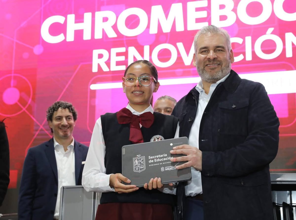 Entrega Bedolla 6 mil chromebooks en beneficio de 80 mil alumnos