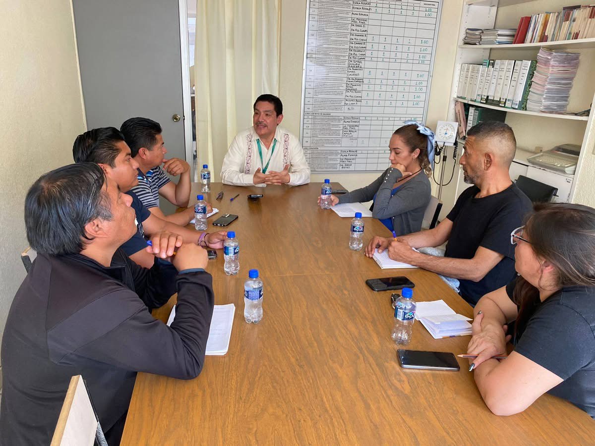 Maestros exigen a empleados del ISSSTE buena atención para derechohabientes