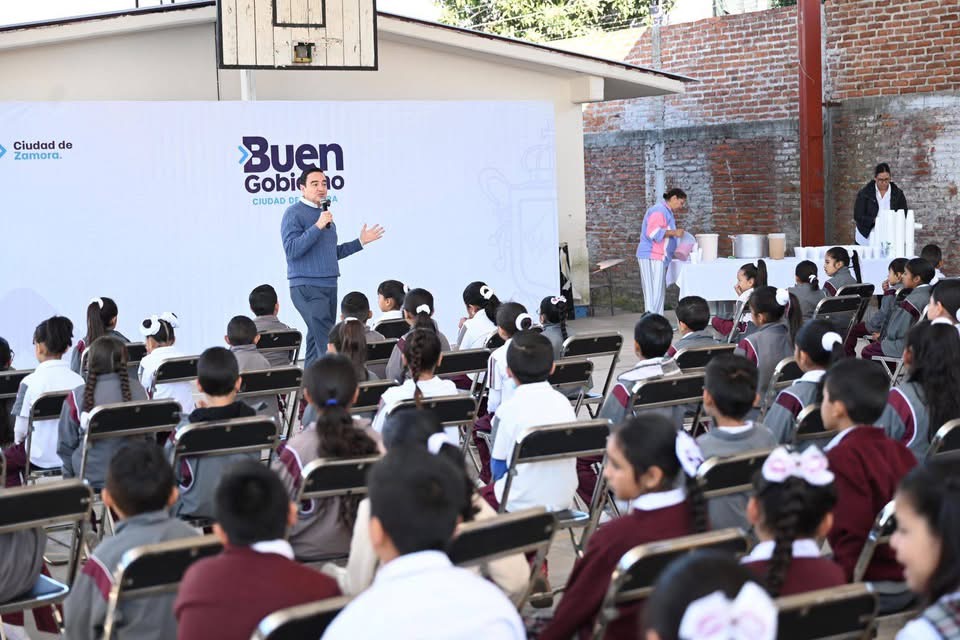 Carlos Soto visitó la primaria 
