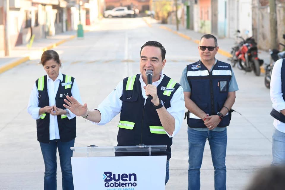 Carlos Soto inaugura calle Simón Bolívar en colonia La Libertad