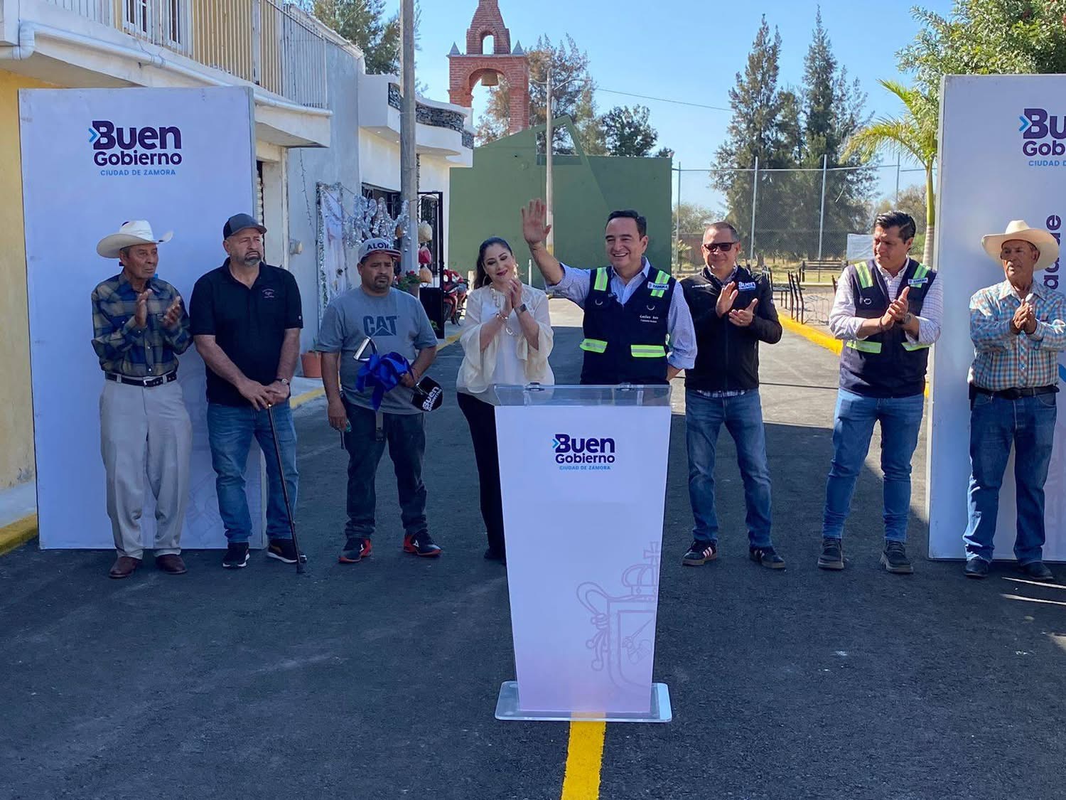 Carlos Soto inaugura pavimentación de calle en La Estancia de Amezcua