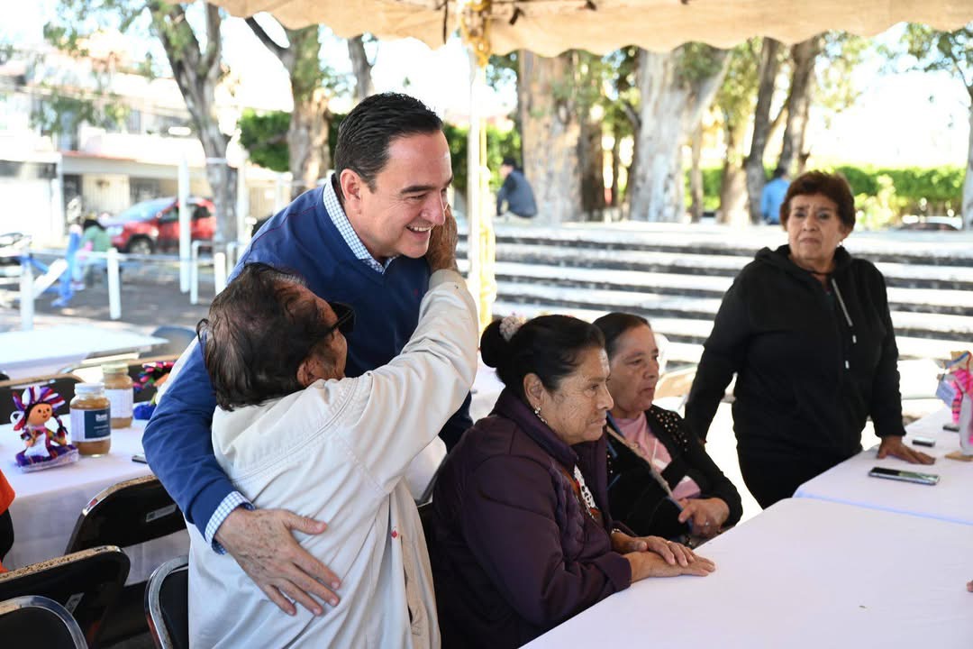 Carlos Soto recibe a adultos mayores del DIF de Charo en Zamora