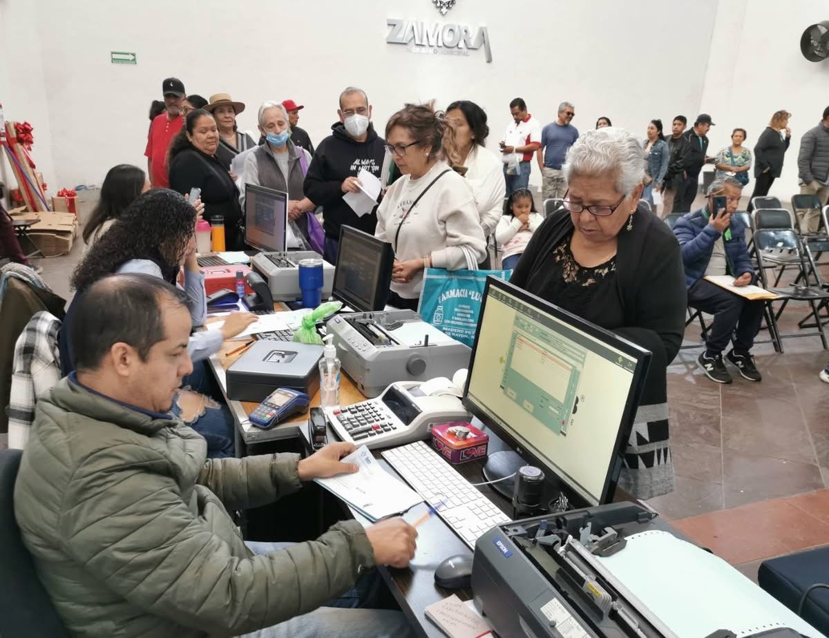 Excelente respuesta de los zamoranos al pago de sus contribucionesZamora, Michoacán; a 6 de febrero de 2025.-    La recaudación del Impuesto Predial ha mostrado una respuesta positiva por parte de la ciudadanía, en comparación al año anterior, los número registrar un incremento importante, debido a la confianza que los zamoranos siguen depositando en la administración municipal.