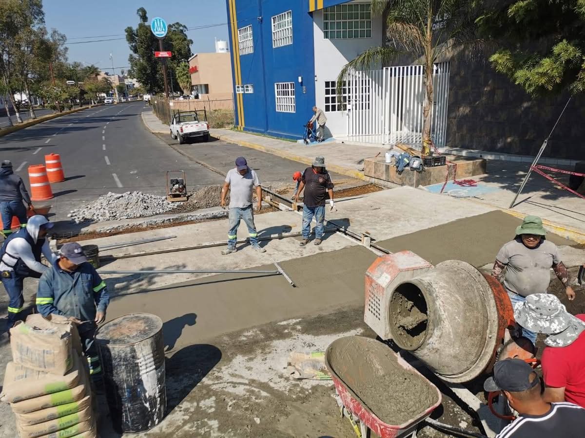 Gobierno Municipal construye paso peatonal a nivel de banqueta en la avenida Ferrocarril