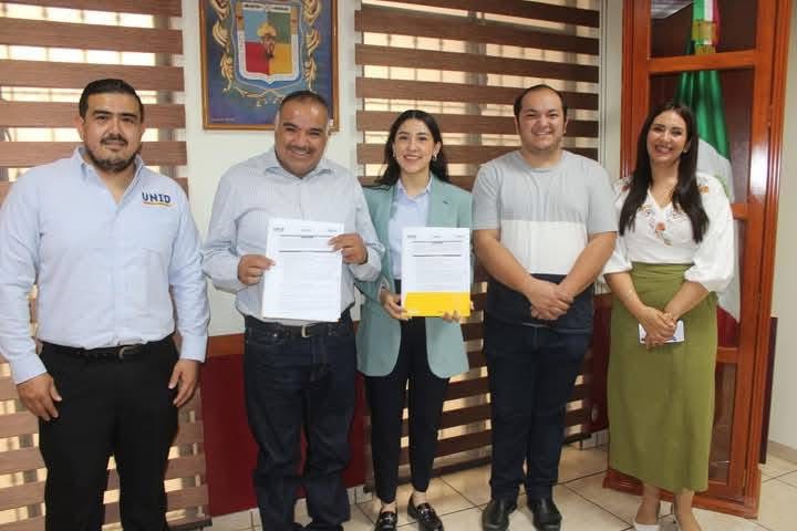 Isidoro Mosqueda firma convenio con la UNID Sahuayo