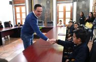 El presidente municipal Carlos Soto Delgado, recibió la visita de estudiantes del sexto grado de primaria de la escuela 