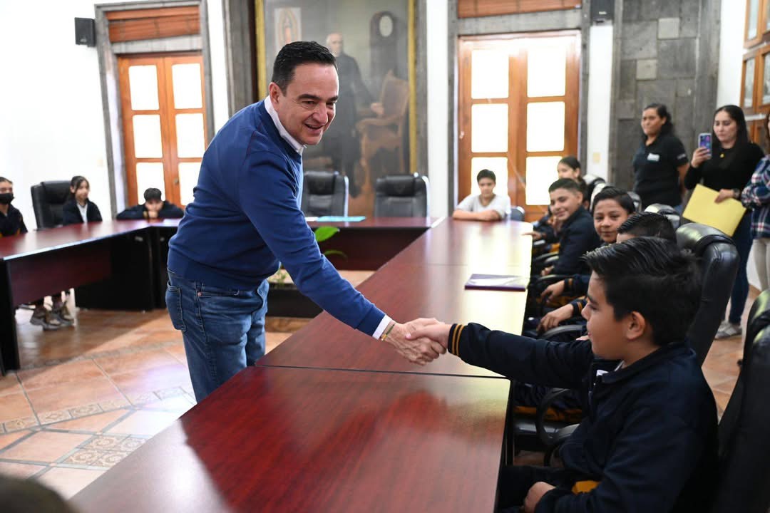 El presidente municipal Carlos Soto Delgado, recibió la visita de estudiantes del sexto grado de primaria de la escuela 
