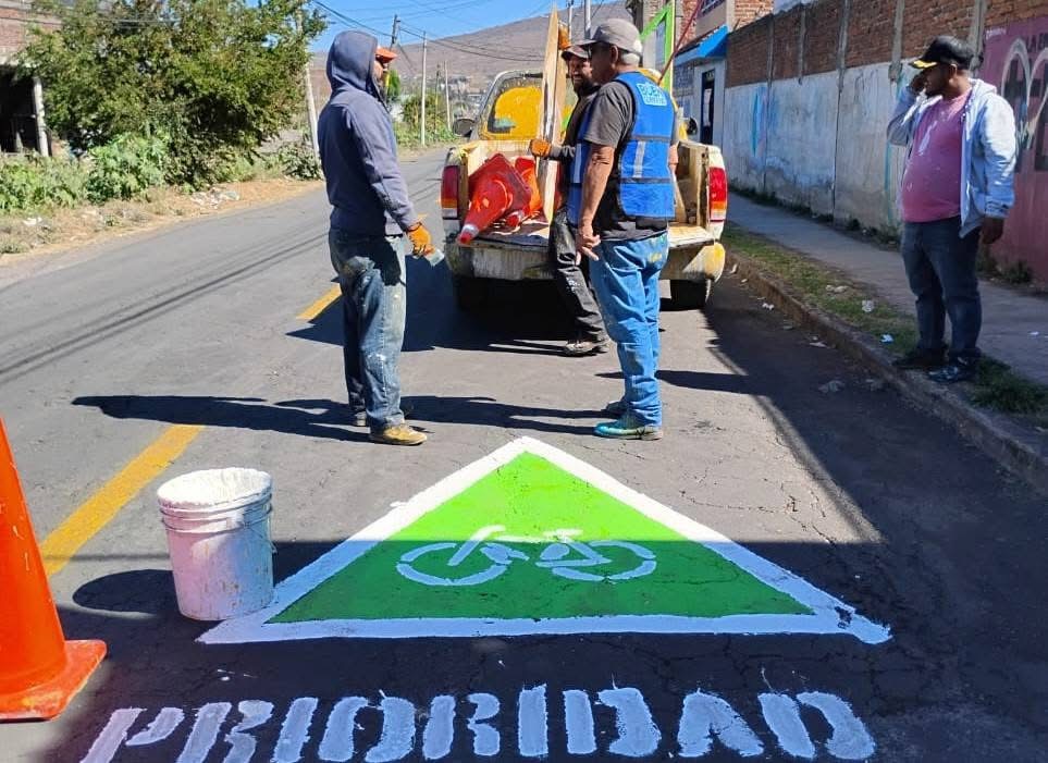 Programa Seguridad Vial mejora señalamientos en camino a Linda Vista y Monte Olivo