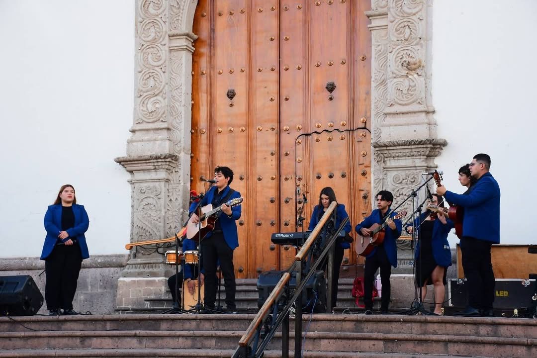 TUNA UNIVERSITARIA NICOLAÍTA Y LOS ALUMNOS DEL TECNOLÓGICO DE LA PIEDAD CAUTIVAN CON SU MÚSICA