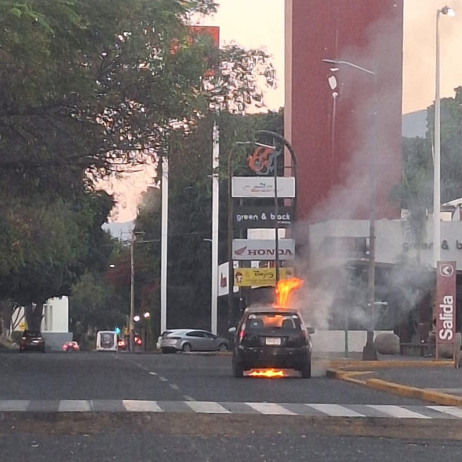 Falla eléctrica provoca incendio de vehículo