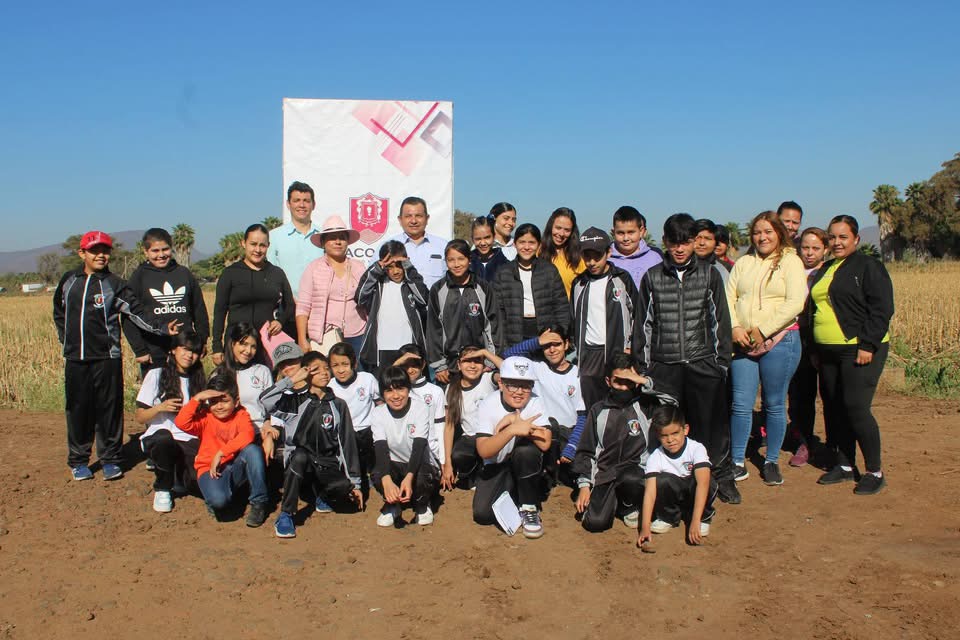 Gobierno de Jacona facilita a estudiantes visita a una empresa agrícola