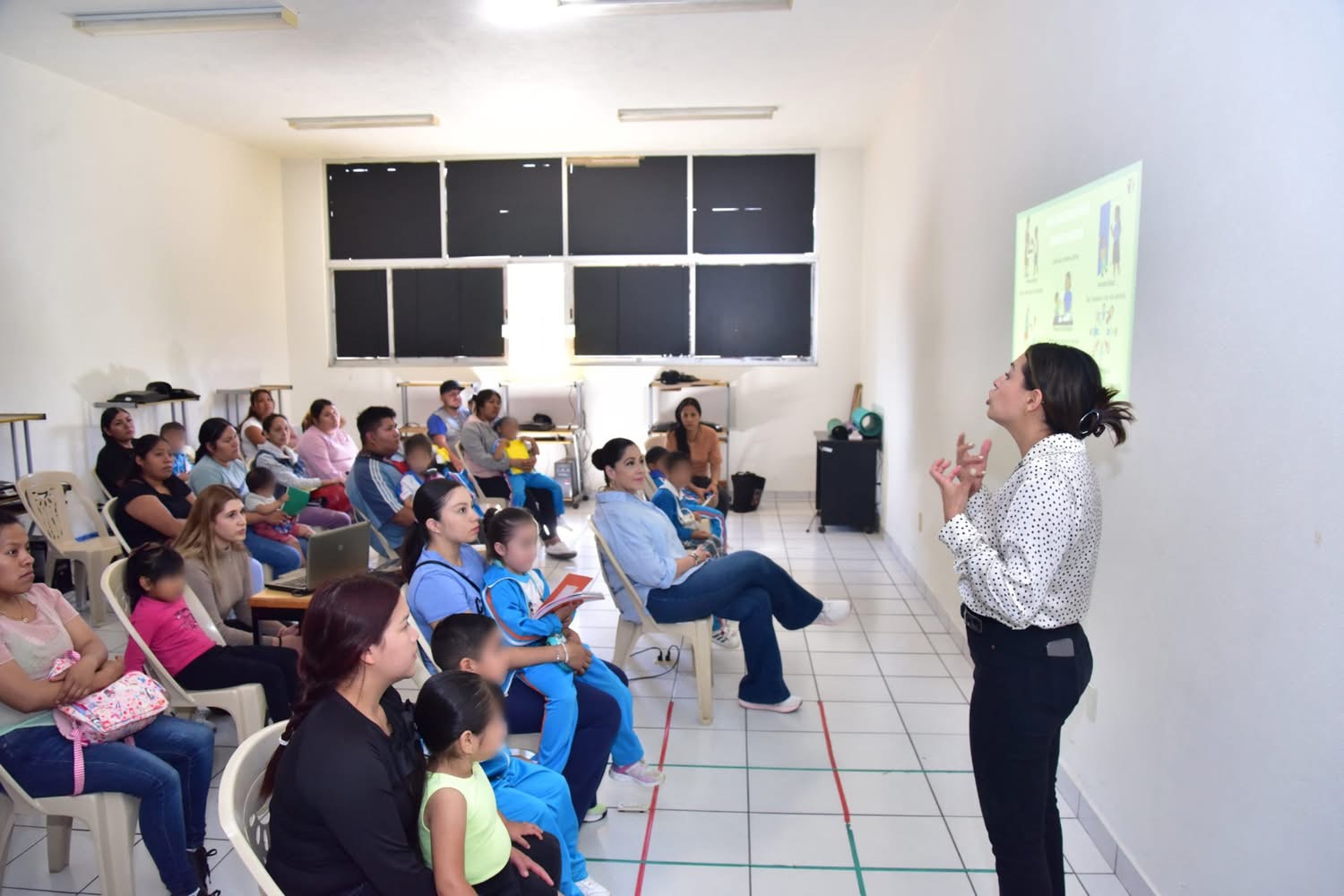 DIF Zamora refuerza valores en familias a través de plática en CEDECO Jacinto López