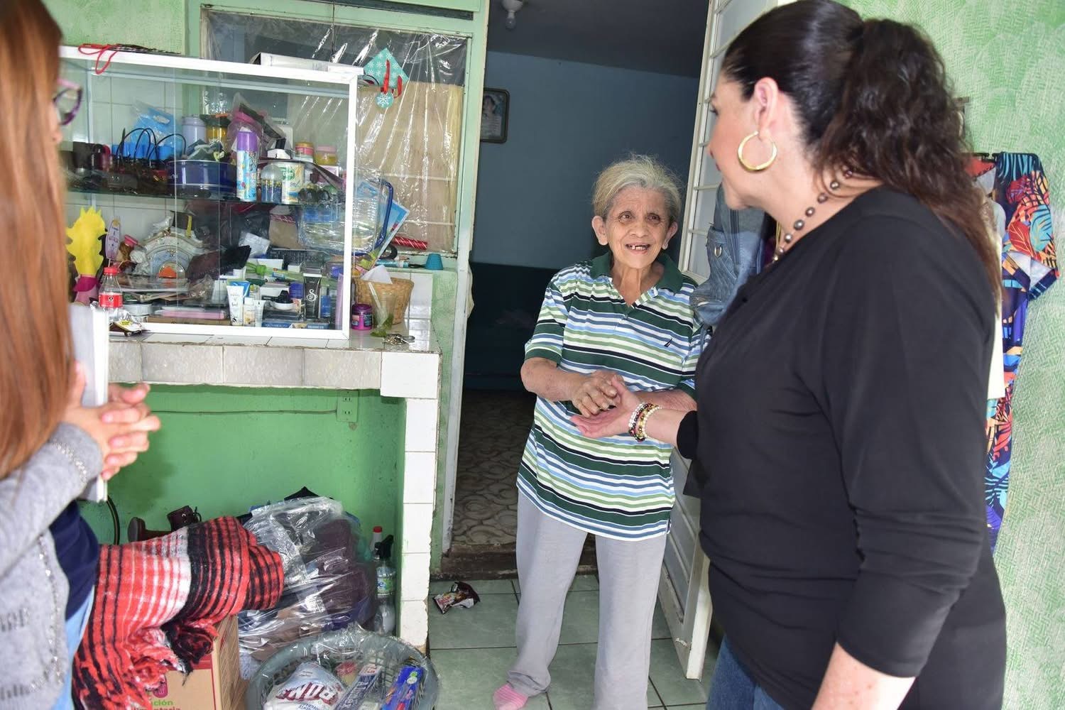 DIF Zamora entrega apoyos a personas en situación vulnerable