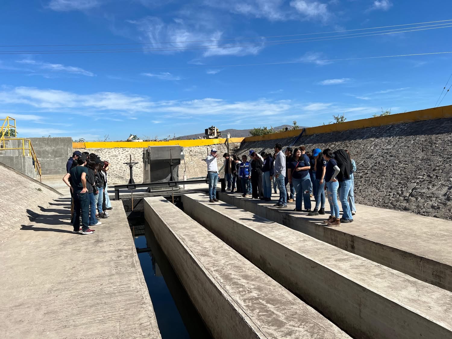 Estudiantes de Arquitectura de la UNIVA visitaron la nueva Planta Tratadora de Aguas Residuales