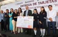 Entrega Bedolla tarjetas de la beca Rita Cetina para 208 mil estudiantes de secundaria