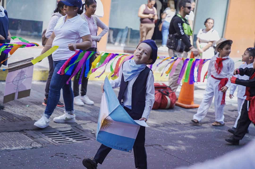 Niños Zamoranos Celebran la Llegada de la Primavera con Colorido Desfile