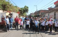 Gobierno de Jacona y comunidad de la escuela Morelos hacen trabajo conjunto de limpieza de calles.