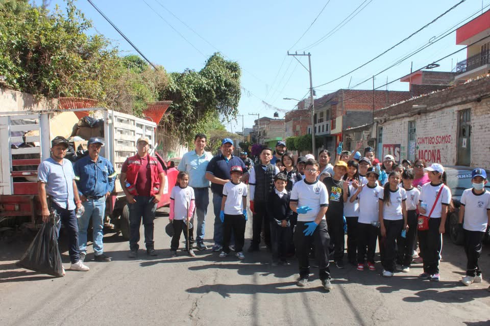 Gobierno de Jacona y comunidad de la escuela Morelos hacen trabajo conjunto de limpieza de calles.