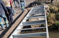 Construye puente peatonal metálico en acceso a El Espíritu