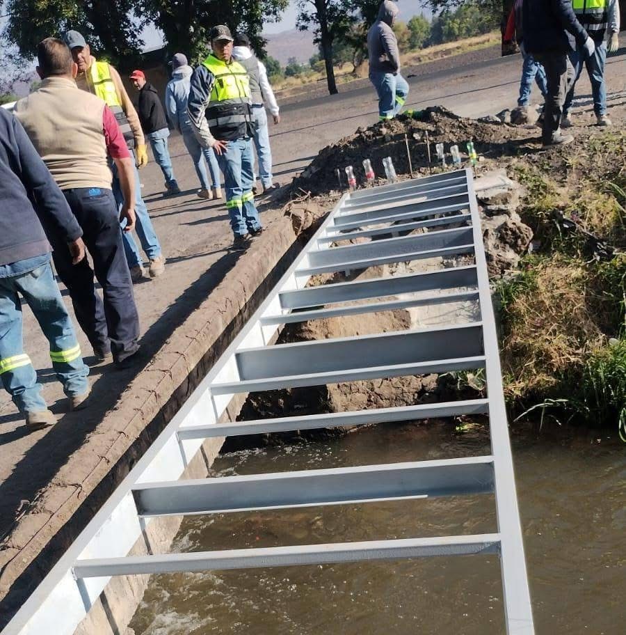 Construye puente peatonal metálico en acceso a El Espíritu