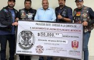 Motociclistas organizadores de la concentración nacional entregan a Isidoro Mosqueda la recaudación en evento 