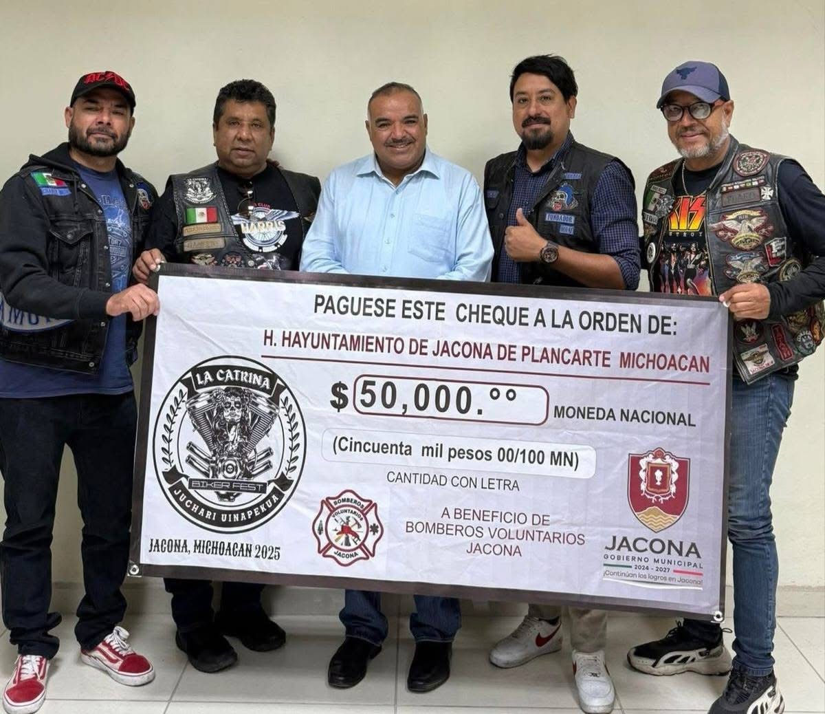 Motociclistas organizadores de la concentración nacional entregan a Isidoro Mosqueda la recaudación en evento 