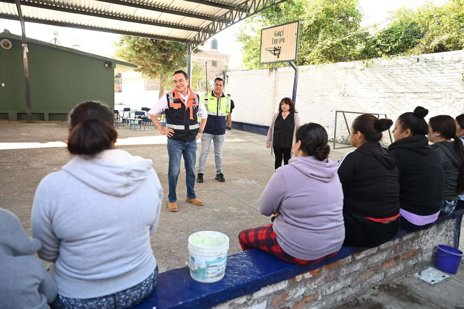 Carlos Soto supervisó mejoras en la primaria 