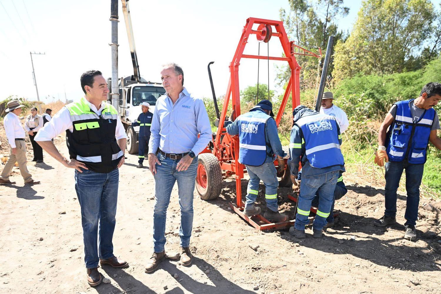 Carlos Soto supervisó trabajos en el colector marginal del camino al OlimboZamora, Michoacán; a 7 de abril de 2025.- El presidente municipal, Carlos Soto Delgado, supervisó este lunes los trabajos de desazolve en el colector marginal ubicado sobre el Camino al Olimbo.