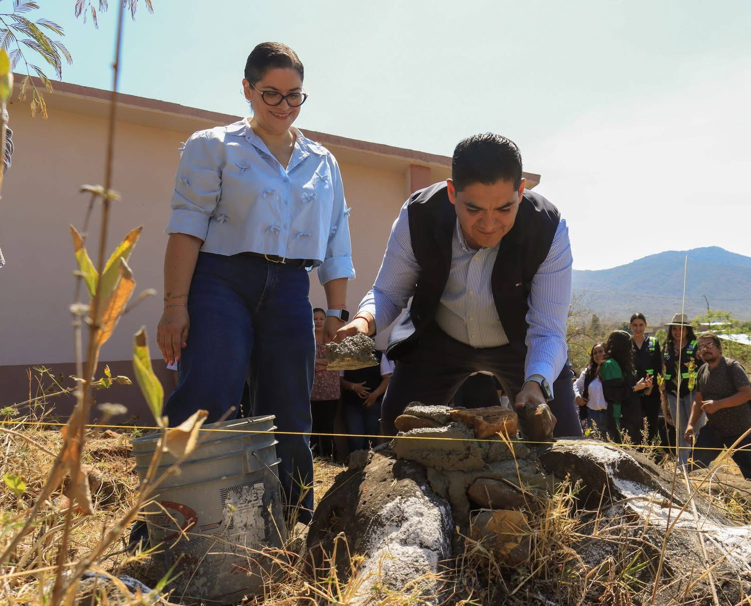Coloca Arturo Hernández, primera piedra de módulo de aulas en el Telebachillerato del Valle de Guadalupe.
