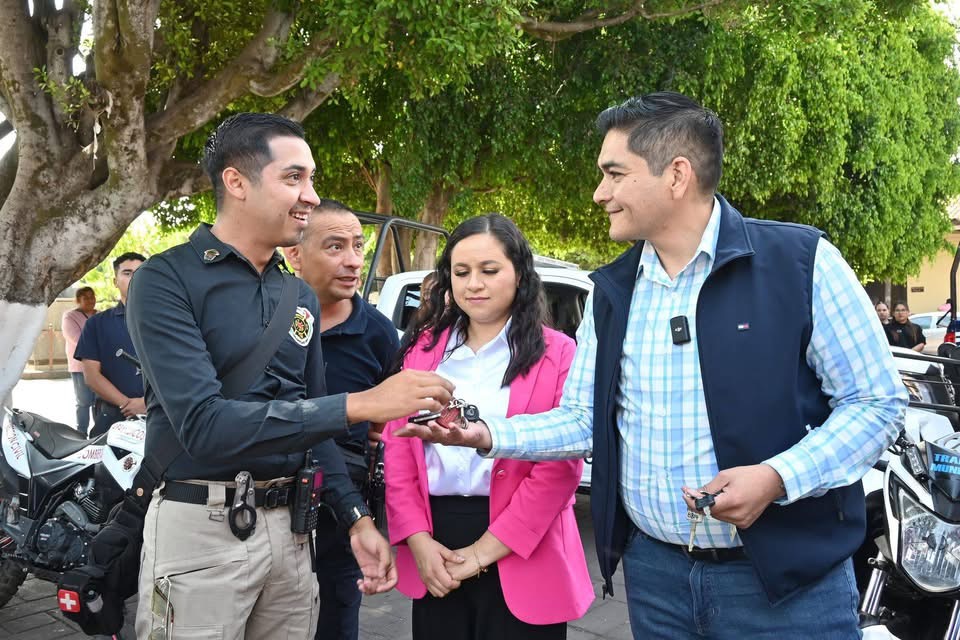 Fortalece Arturo Hernández parque vehicular de corporaciones de auxilio y seguridad.