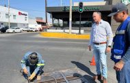 Reparan rejilla dañada en calle Madero