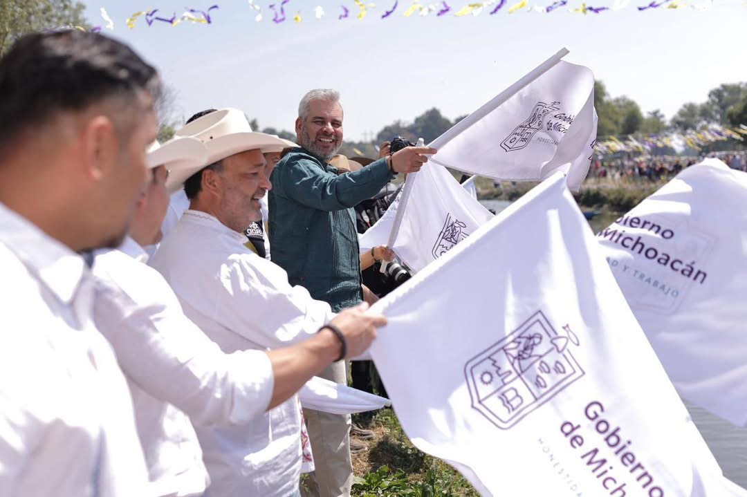 Bedolla da banderazo de primera Regata Nacional de Canotaje en Urandén