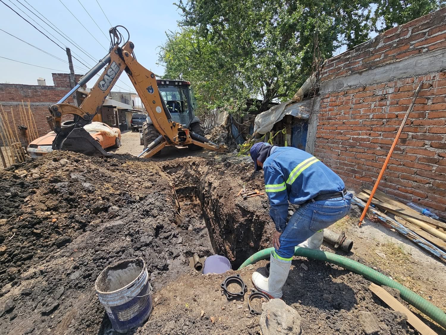 SAPAZ repara fuga mayor en Ario de Rayón y restablece suministro de agua