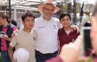 Con canchas de fútbol 7 y entrega de juguetes celebra Bedolla a niñas y niños
