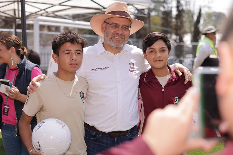 Con canchas de fútbol 7 y entrega de juguetes celebra Bedolla a niñas y niños