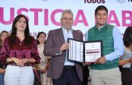 Ante 1,200 docentes, Bedolla arranca entrega de promociones a maestras y maestros