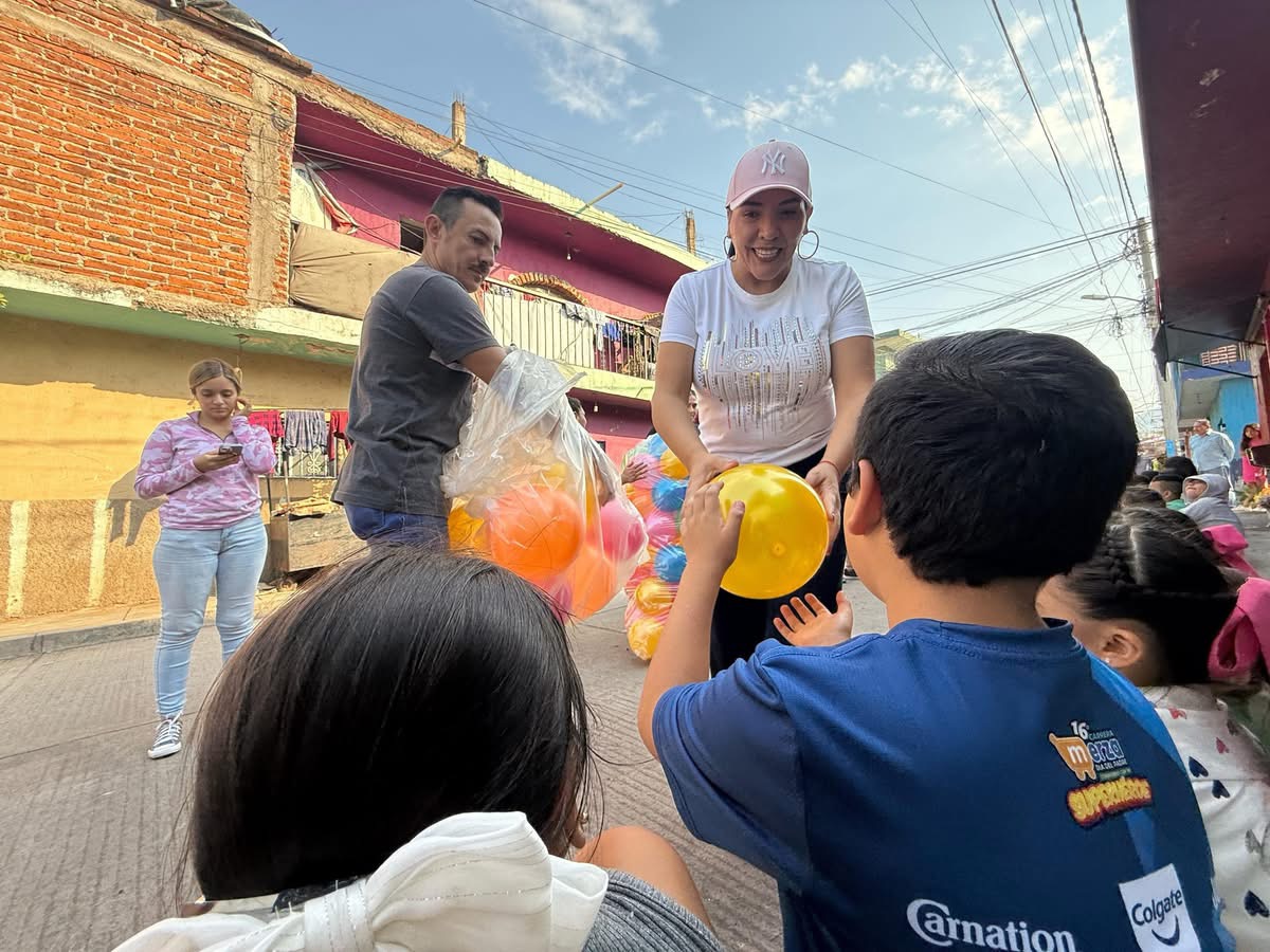 Adriana Campos Huirache lleva alegría a niñas y niños de Jacona