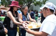 Pastel gigante para festejar a mamás en el Festival de Origen