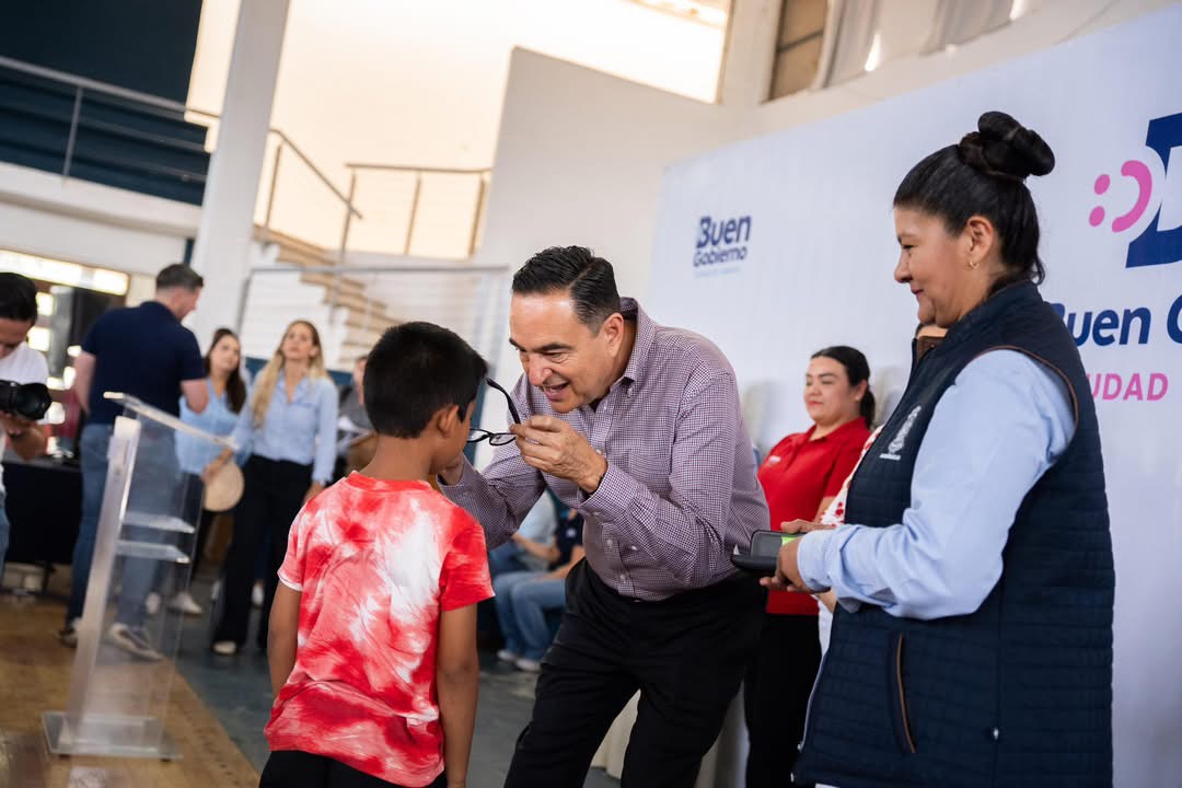 Zamora impulsa la salud sensorial con entrega de más de 300 aparatos auditivos y optométricos