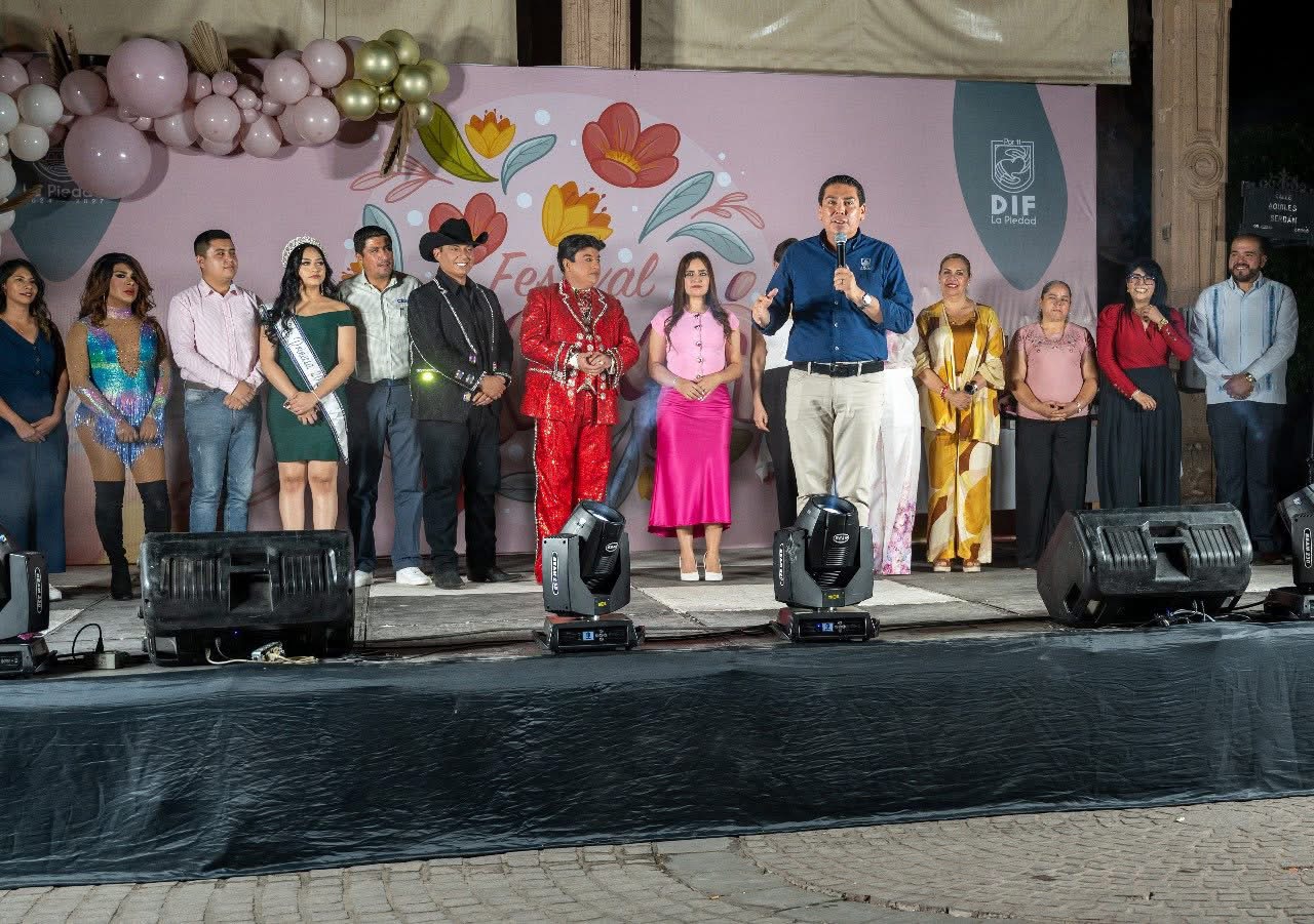 EL GOBIERNO DE LA PIEDAD FESTEJÓ A LAS MAMÁS CON UN GRAN FESTIVAL