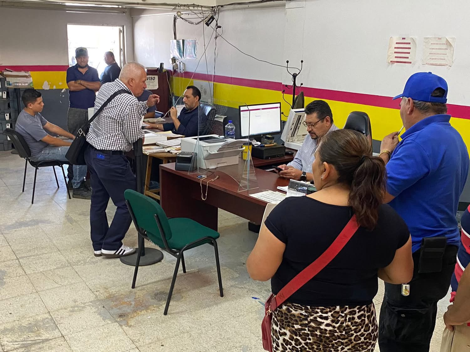 Invitan a contribuyentes a aprovechar pago de refrendo sin multas ni recargos en Rentas