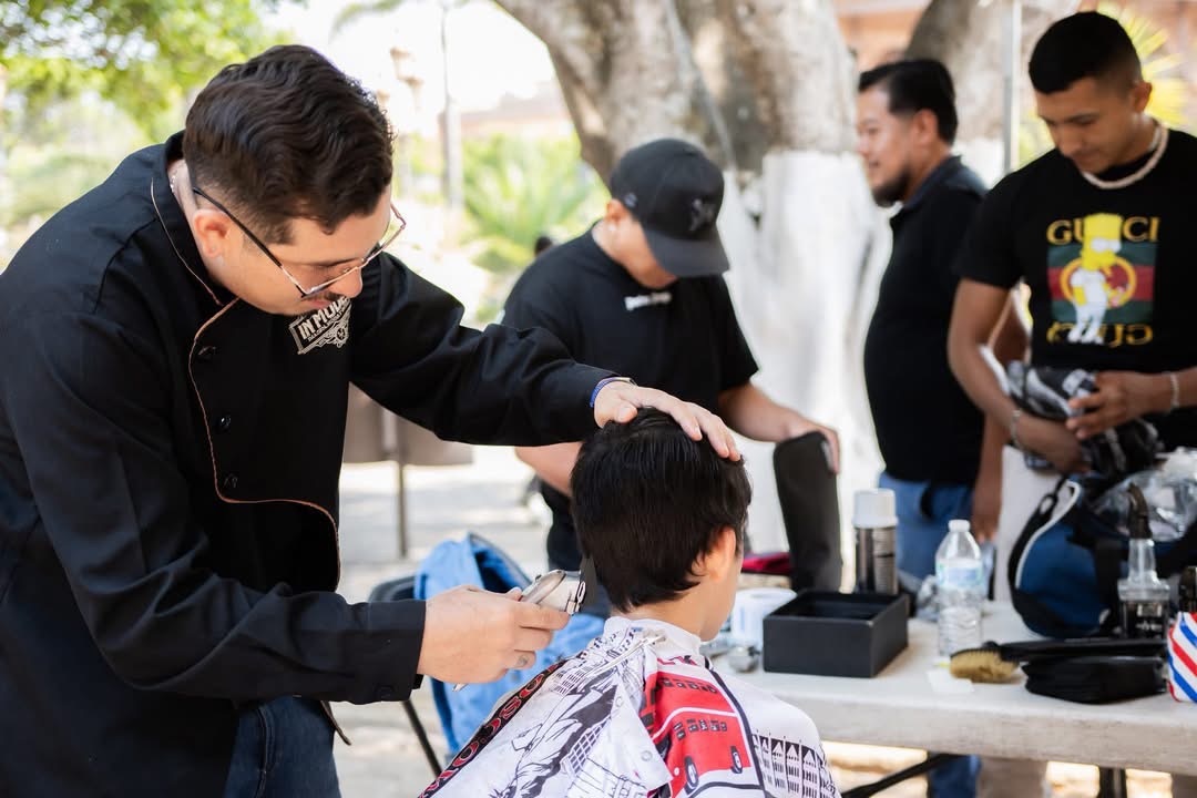 Realizan cortes gratuitos y promueven donación de cabello para pelucas oncológicas en Tangancícuaro