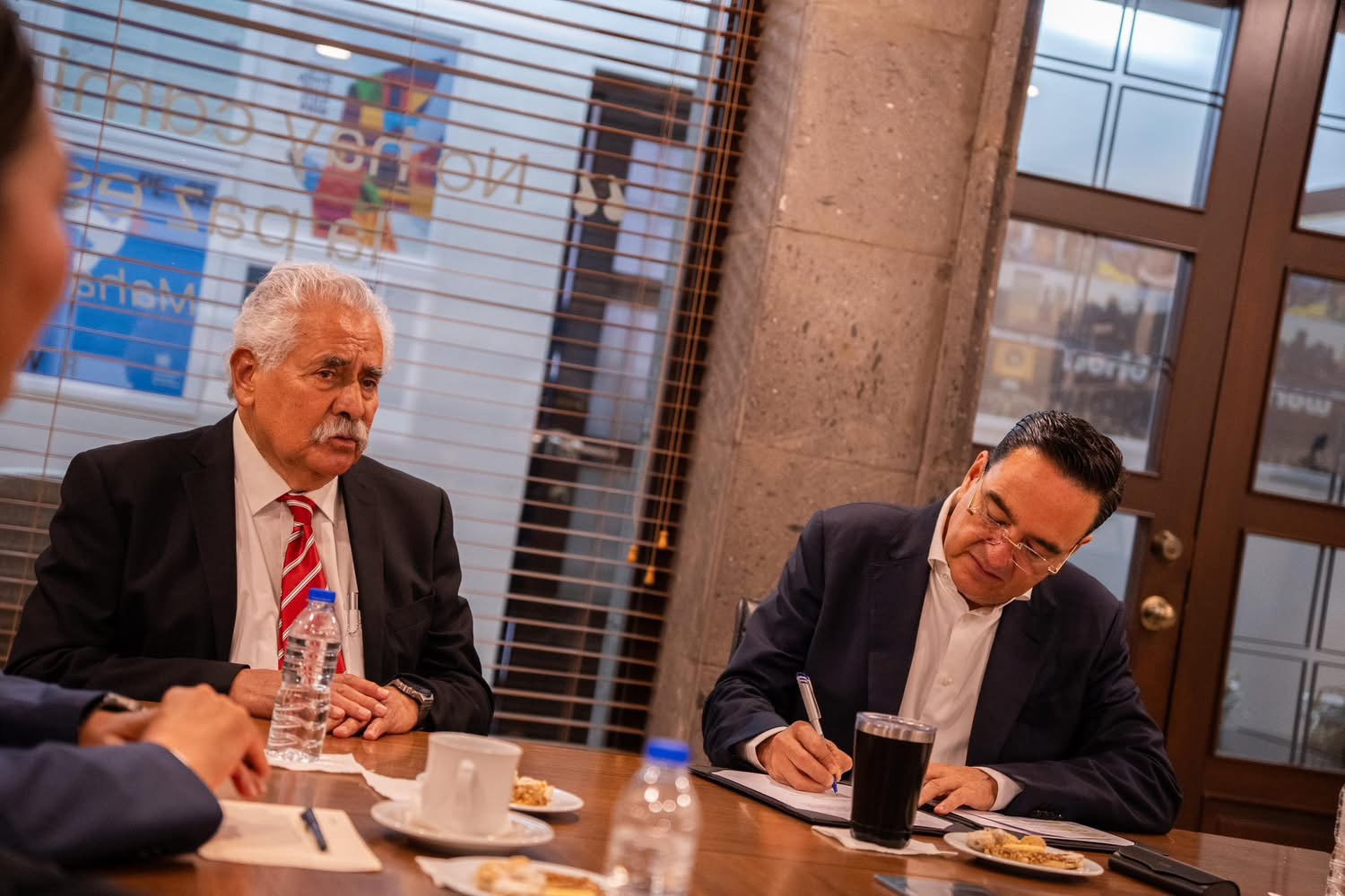 Carlos Soto firma convenio con COESAMM para fortalecer atención médica en Zamora