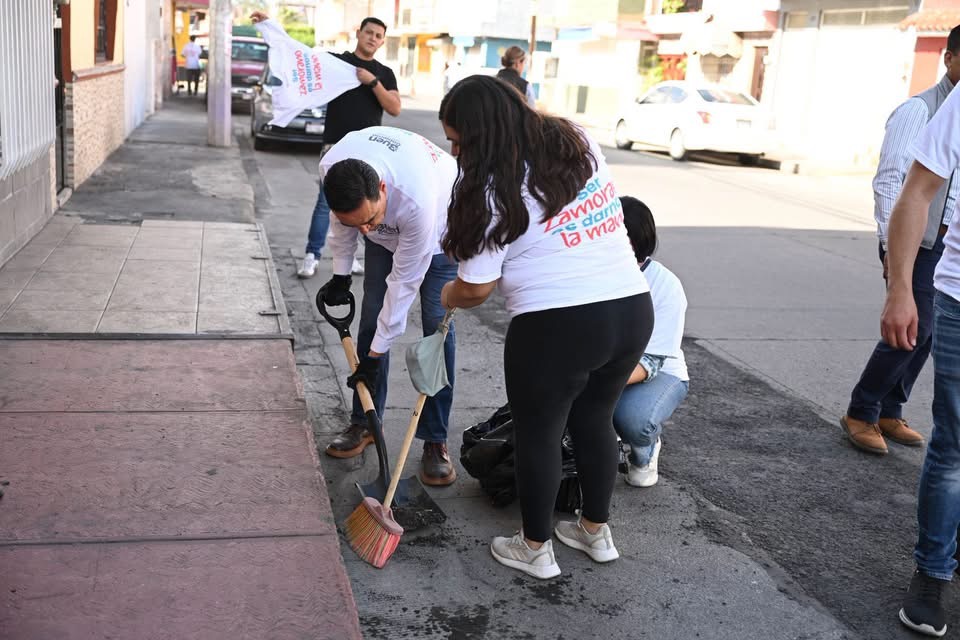 Limpian calles de La Ramírez mediante la campaña “Ser zamorano es darnos la mano” del programa Faenas