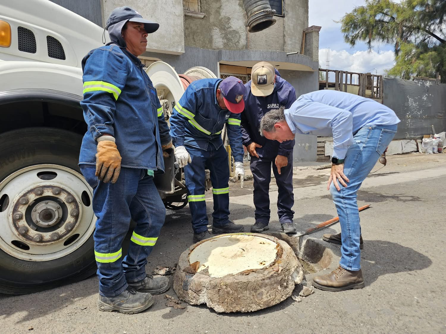 SAPAZ realiza trabajos en la red de drenaje sanitario en calle Maestrazgo