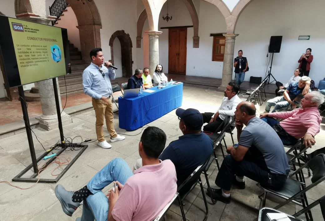 Capacitan a transportistas zamoranos para mejorar seguridad vial y servicio público
