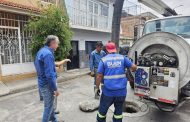 SAPAZ retira taponamiento en red de drenaje de la calle 20 de Noviembre